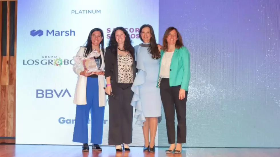 ganadores premios flor veronica gimenez y wanda weigert de globant con andrea gl