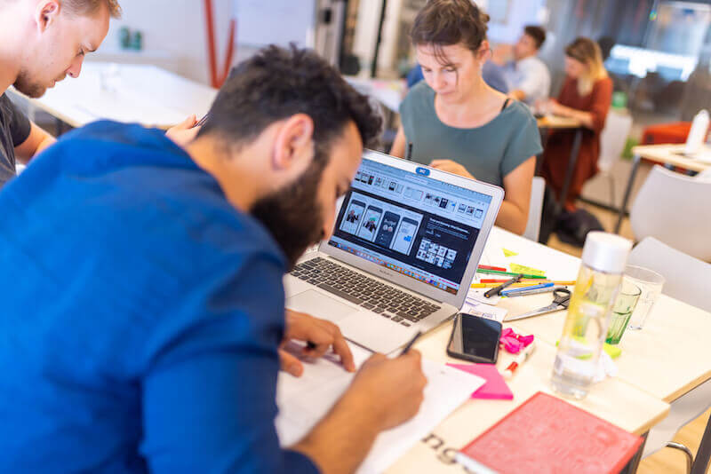 Equipo de startup trabajando en oficina moderna