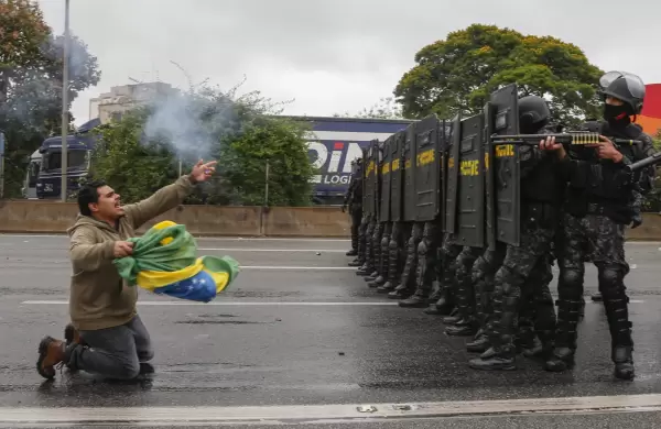 Impactante video: Un conductor atropelló e hirió a quince personas en una manifestación a favor de Bolsonaro