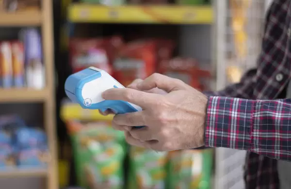 Las ventas en comercios minoristas cayeron 13,7% interanual en diciembre