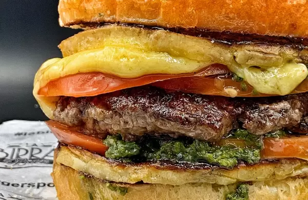 Este domingo, una famosa cadena vender hamburguesas a un peso