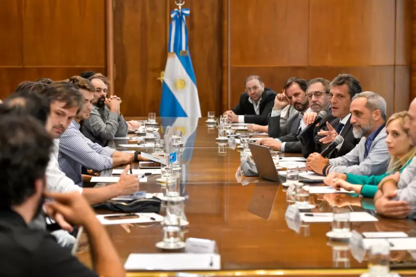 Sergio Massa y Carlos Maslaton en la reunión con los representantes de la industria crypto