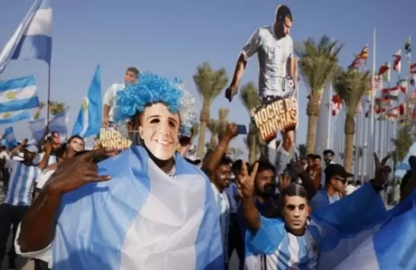 "Fake fans": Crece la polémica por los hinchas falsos de Qatar 2022