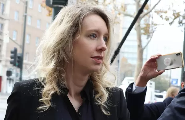 Elizabeth Holmes, la multimillonaria más joven hecha a sí misma, fue condenada a  11,25 años de prisión