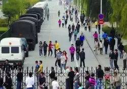 Videos: Una batalla campal en la fbrica de iPhone ms grande de Apple sacude las acciones de la empresa