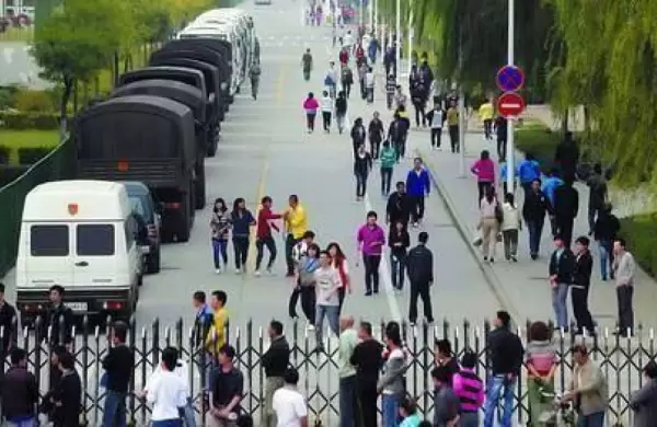 Videos: Una batalla campal en la fbrica de iPhone ms grande de Apple sacude las acciones de la empresa