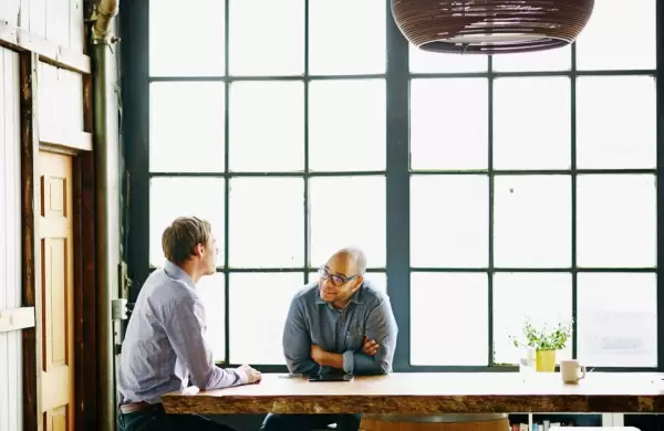 Cuántas horas por semana trabajan en promedio los líderes empresariales