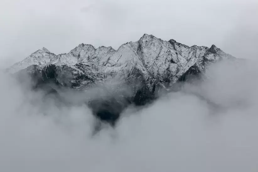 Fotografía De Paisaje De Montañas Cubiertas De Nieve