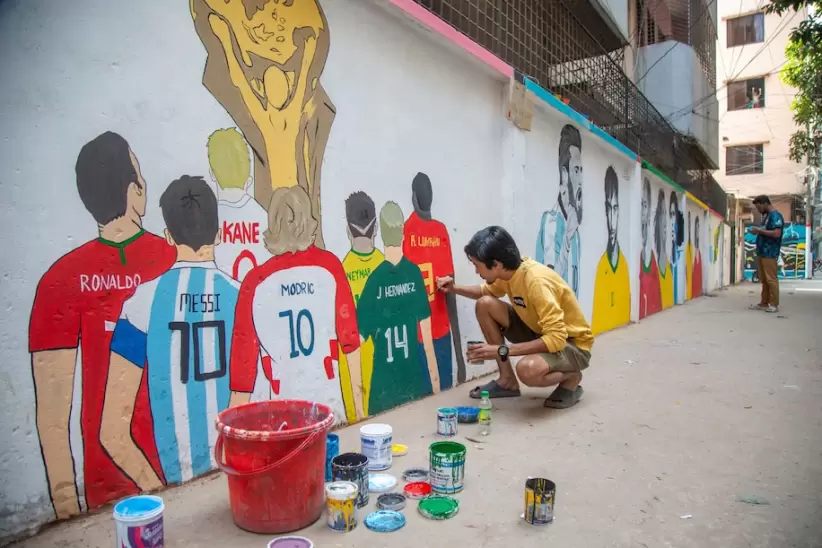 Artistas de Bangladesh trabajan en un mural en una calle de Dhaka, Bangladesh