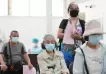 Por las protestas por los confinamientos, China busca acelerar la vacunación de personas mayores