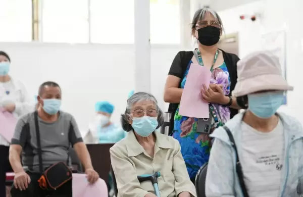 Por las protestas por los confinamientos, China busca acelerar la vacunacin de personas mayores