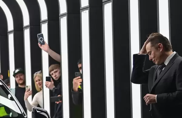 Cuál fue la última decisión de Elon Musk en Tesla que provocó un fuerte impacto en sus acciones