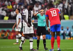 Stphanie Frappart: as es la primera mujer que arbitr un partido masculino en un Mundial