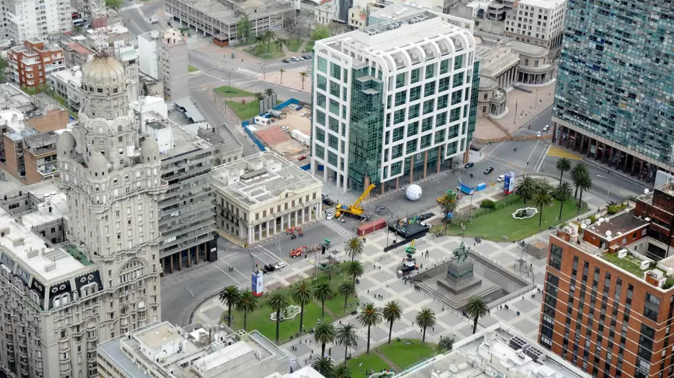 Plaza Independencia y Torre Ejecutiva. Foto: Wikimedia Commons.