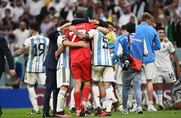 "Dibu" Martnez, otra vez el dueo de las manos salvadoras