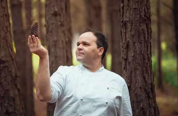 As es la propuesta del chef argentino Martn Milesi en Punta del Este: cenas efmeras de arte y gastronoma en medio del bosque