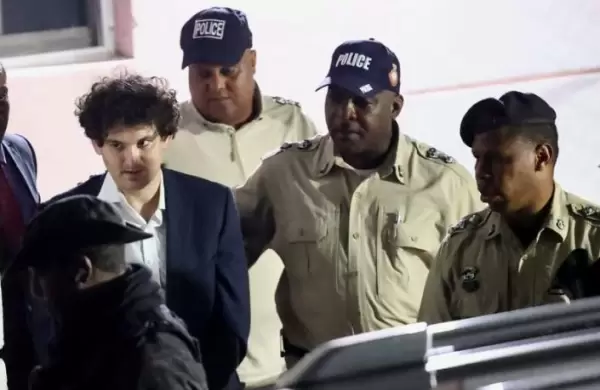 Triste, solitario y final: Tras ir preso, Sam Bankman-Fried fue acusado de ocho cargos criminales