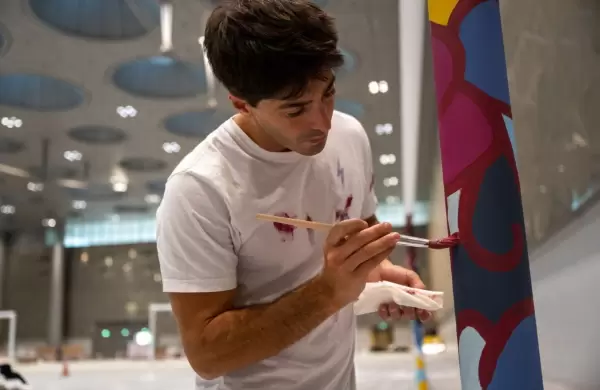El argentino que ya ganó en Qatar y busca a Messi: Simo Vibart, del surf al arte en el corazón del Mundial