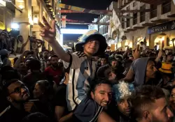 Con banderazos en todos lados, la Argentina espera la final con el puo y los dientes apretados