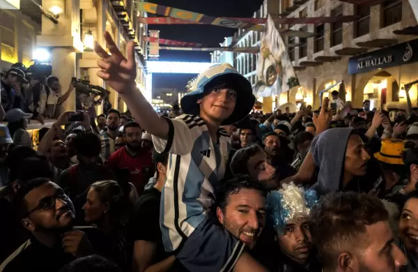 Con banderazos en todos lados, la Argentina espera la final con el puño y los dientes apretados