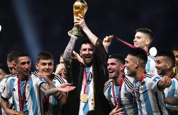 Qué es el "bisht", la ropa oficial de Qatar que usó Messi para recibir la Copa del Mundo