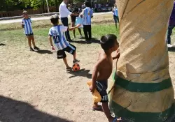 Con una Copa del Mundo hecha por ellos mismos, as fue la vigilia de la gente que esper por los dueos del planeta