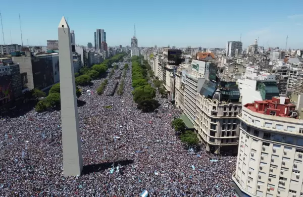Cuatro millones de hinchas esperan en el Obelisco a la caravana de la Selección