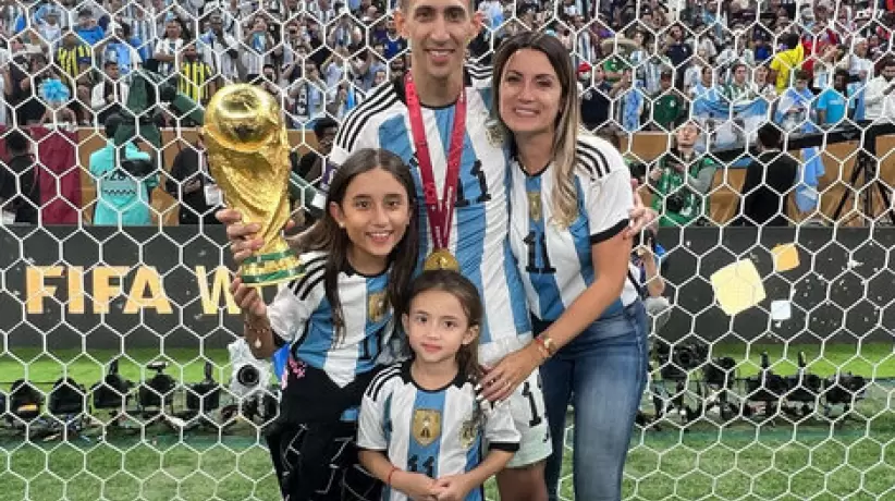 Jorgelina Cardoso y Ángel Di María con sus hijas