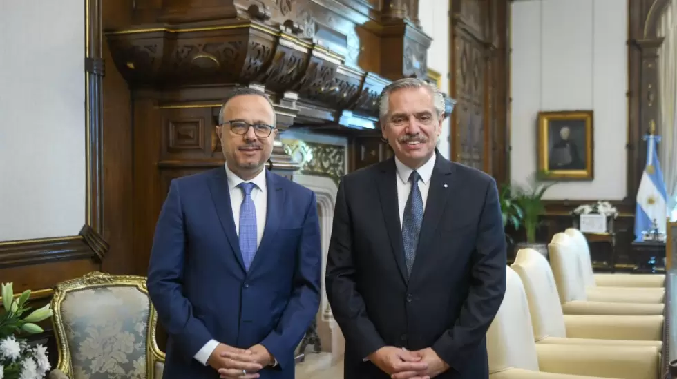 Antonio Aracre junto a Alberto Fernndez en el anuncio de su nuevo rol.