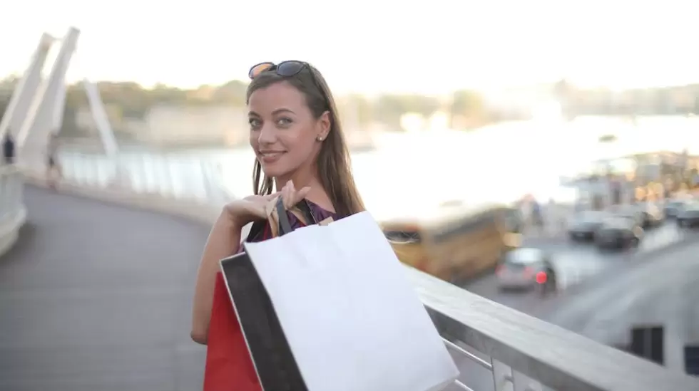 Foto De Enfoque Superficial De Mujer Llevando Bolsas De La Compra.