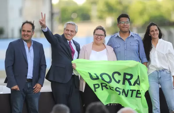 Más empleados estatales y menos privados: una receta para el estancamiento