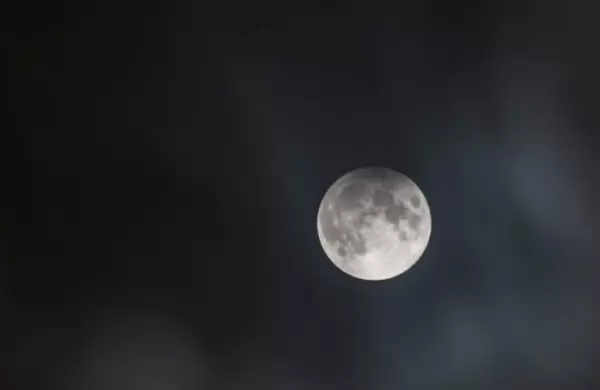 La luna llena como herramienta de bienestar: una tendencia en alza en Buenos Aires