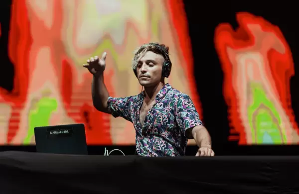 La historia de Juani Laborda, el DJ argentino que hace que las marcas suenen mejor