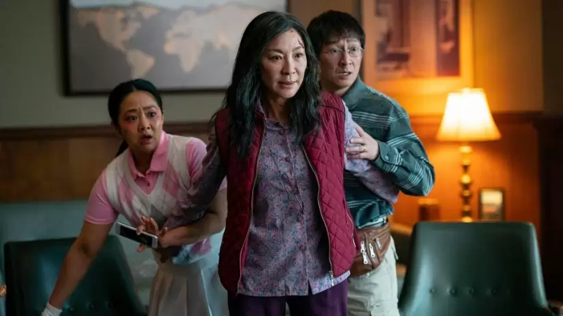 Stephanie Hsu, Michelle Yeoh y Ke Huy Quan en una escena de "Everything Everywhere All At Once".
