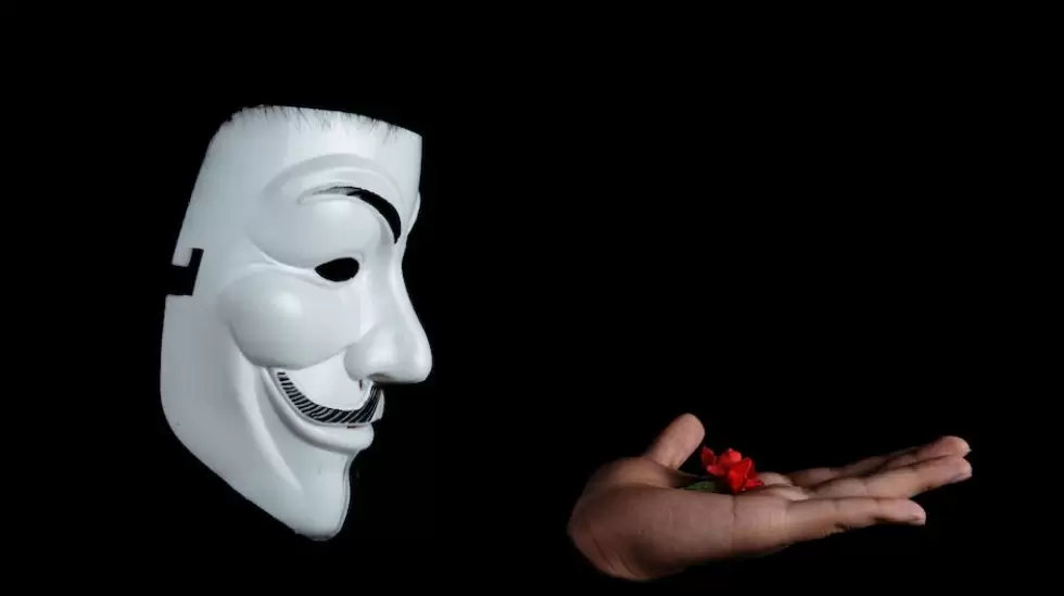 Foto De La Mscara De Guy Fawkes Con Flor Roja En La Parte Superior En La Mano