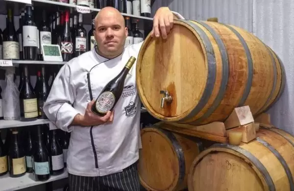 Federal, sustentable y único: emprendedores de Chaco y Río Negro se unieron para elaborar whisky de algarroba