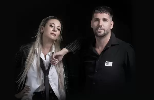 Ella dejaba el automovilismo, él una quiebra, se conocieron y hoy lideran una agencia con un modelo de negocios innovador