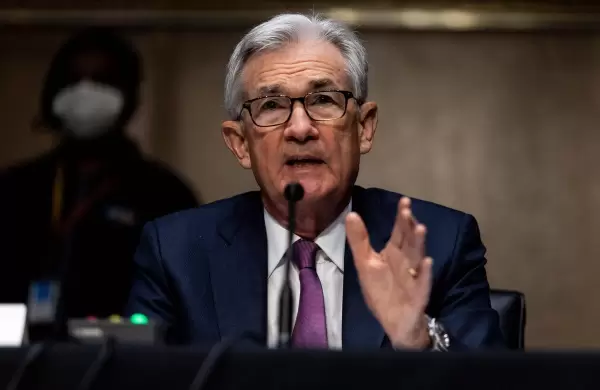 La Reserva Federal vuelve a pausar las subidas de tasas y mejora las previsiones a largo plazo, pero el mercado reaccion en cada