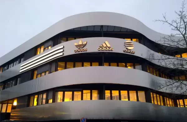 Las acciones de Adidas sufren volatilidad tras proyecciones conservadoras para 2024 y la ruptura con Kanye West