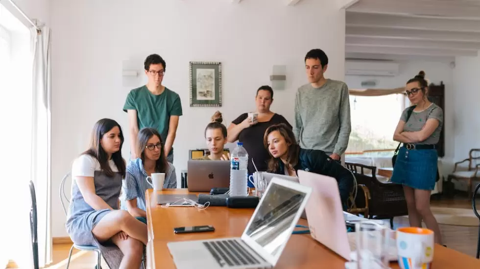 Grupo De Personas Mirando En La Computadora Porttil