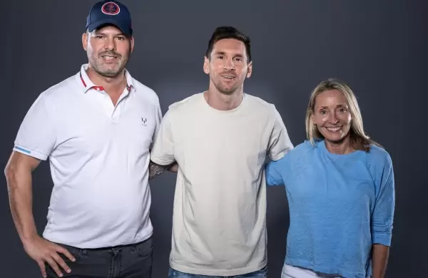 Es argentino y, junto a Ginny Hilfiger, fundó la empresa que construye la marca personal de Lionel Messi