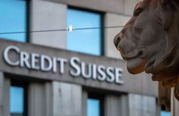 Las acciones de Credit Suisse se desploman un 60 % y los bancos europeos caen tras el rescate de UBS