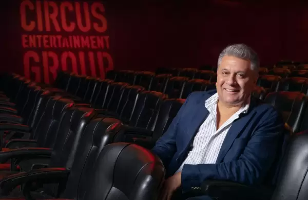 Produjo decenas de obras, emple a ms de 300 personas y responde: Es negocio el teatro en Argentina?