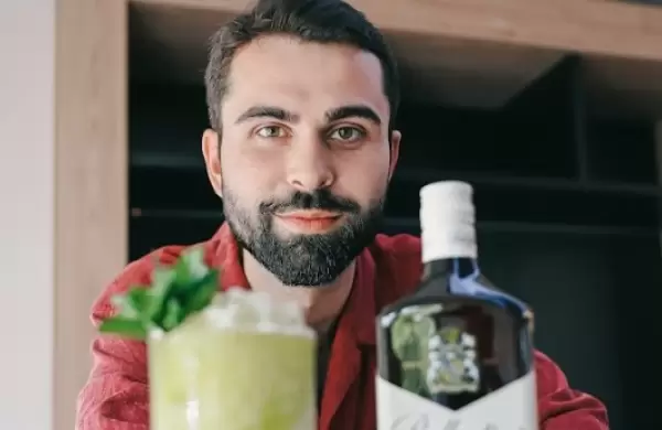 Henry Jackson, el nuevo embajador de Chivas Regal en la Argentina: "No hay una manera correcta de tomar whisky"
