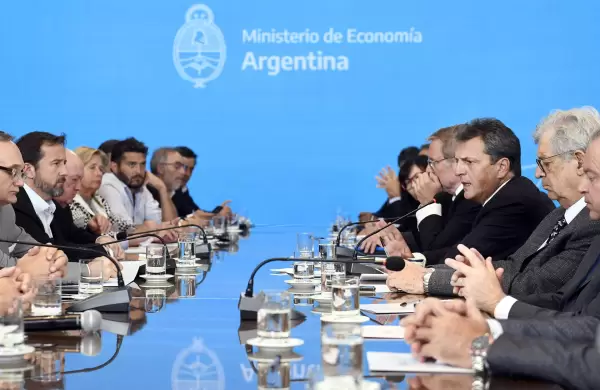 El dólar blue toca un nuevo récord, mientras Massa apuesta a la soja para llegar a las elecciones