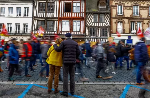 Justicia constitucional de Francia aval la reforma de Macron para elevar la edad jubilatoria