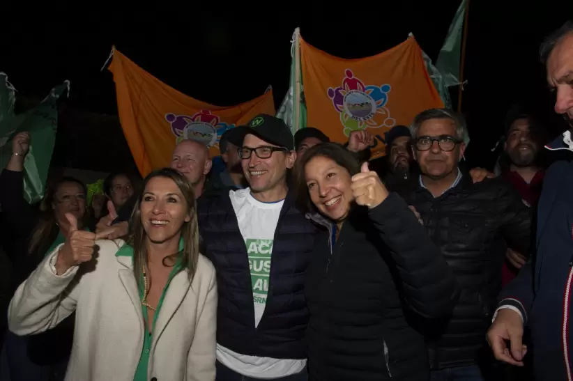 La gobernadora Arabela Carreras anuncio el triunfo del senador Alberto Weretilneck, junto al intendente Gustavo Genuso.