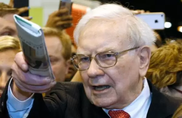 Warren Buffett puso banderas rojas y abandonó a algunos bancos: "Corren riesgos tontos"