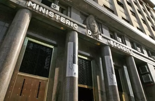 Para cancelar intereses, Economía amplió una letra del tesoro en dólares