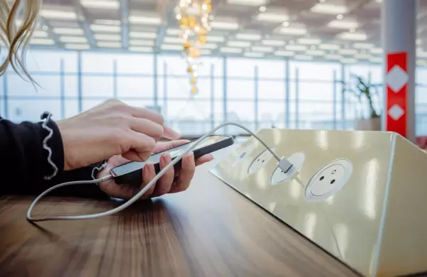 Así es cómo plantan malware en tu teléfono en aeropuertos y hoteles a través de puertos USB